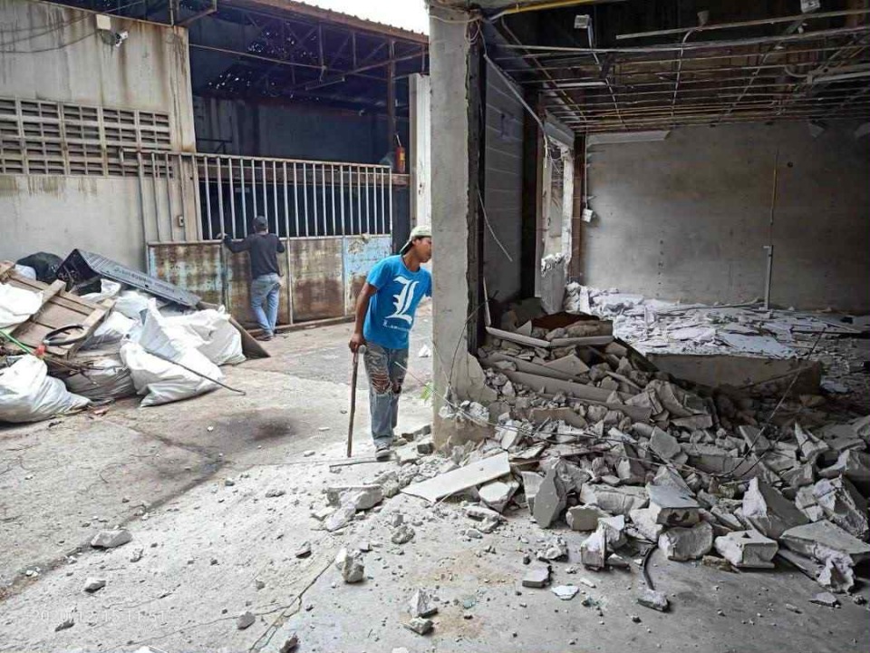 รับเหมาทุบตึกรื้อถอน